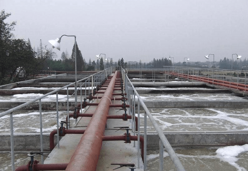 （圖：生活污水泡沫現(xiàn)場(chǎng)）