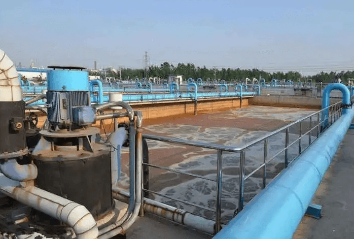 （圖：工業(yè)廢水污水廠泡沫）