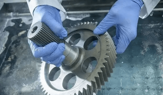 （圖：金屬清洗現(xiàn)場(chǎng)）