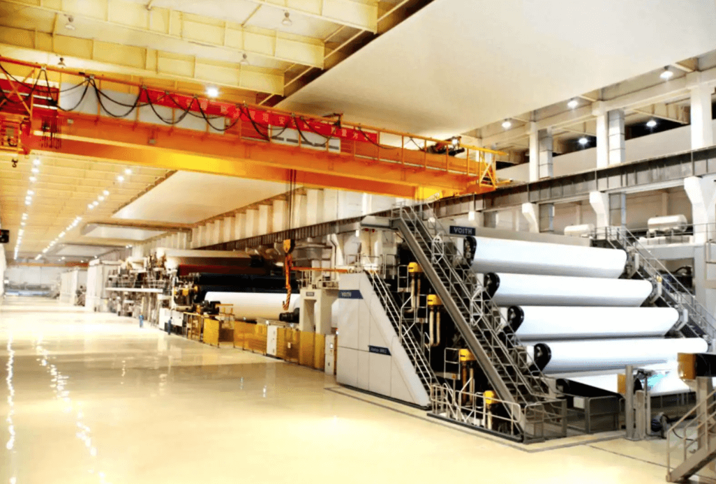 （圖：造紙廠(chǎng)運(yùn)作現(xiàn)場(chǎng)）