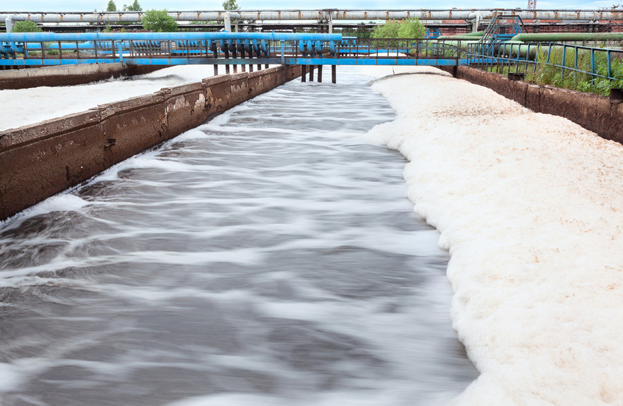 （圖：工業(yè)廢水處理池泡沫）