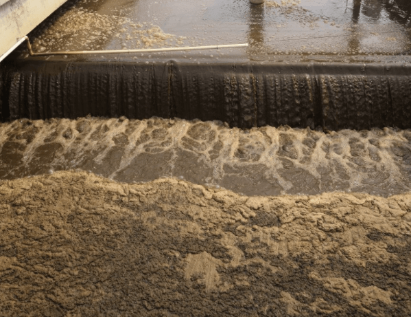 （圖：脫硫漿液起泡場(chǎng)景）